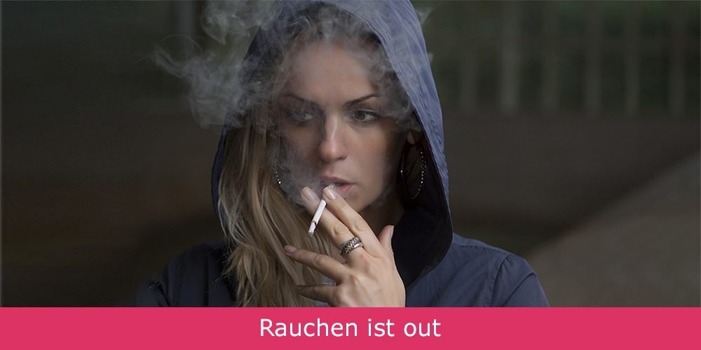 Eine Frau raucht eine Zigarette.