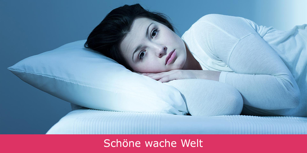 Frau liegt nachts lange wach.