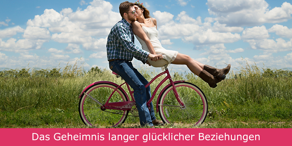 Ein glückliches Paar auf einem Fahrrad.
