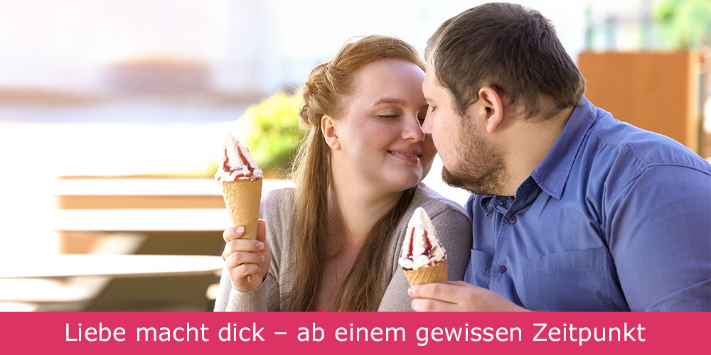 Ein übergewichtiges Paar ist voller Liebe und isst zusammen ein Eis.