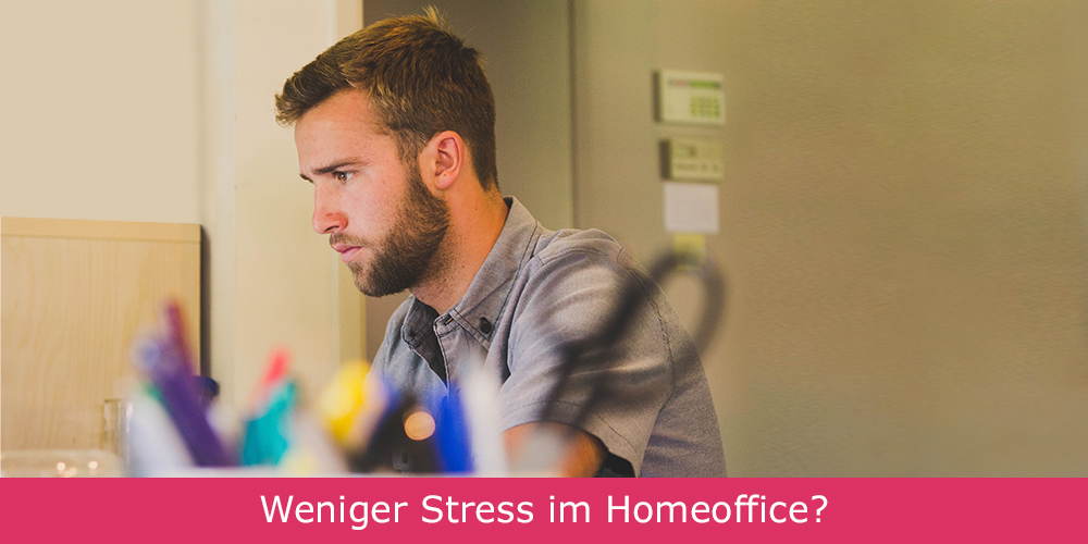 Dieser Mann sitzt gestresst am Küchentisch im Homeoffice.