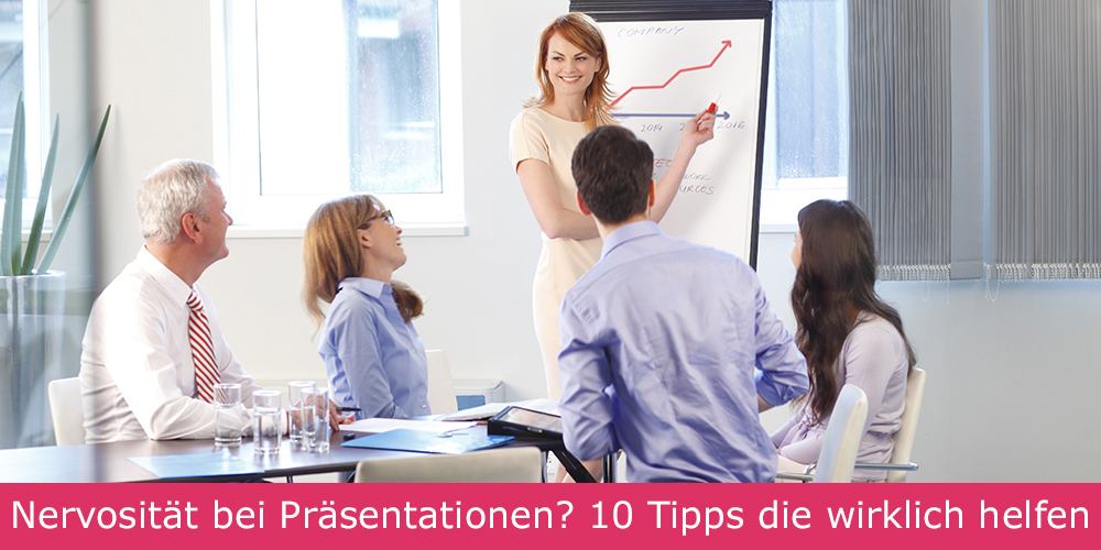 Nach ihrer Hypnose gegen Präsentationsangst präsentiert diese Frau ohne Nervosität am Flipchart im Meeting.