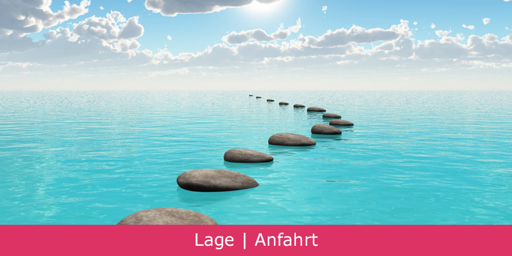 Auf dem Meer entlang liegende Steine, die den Weg zeigen.