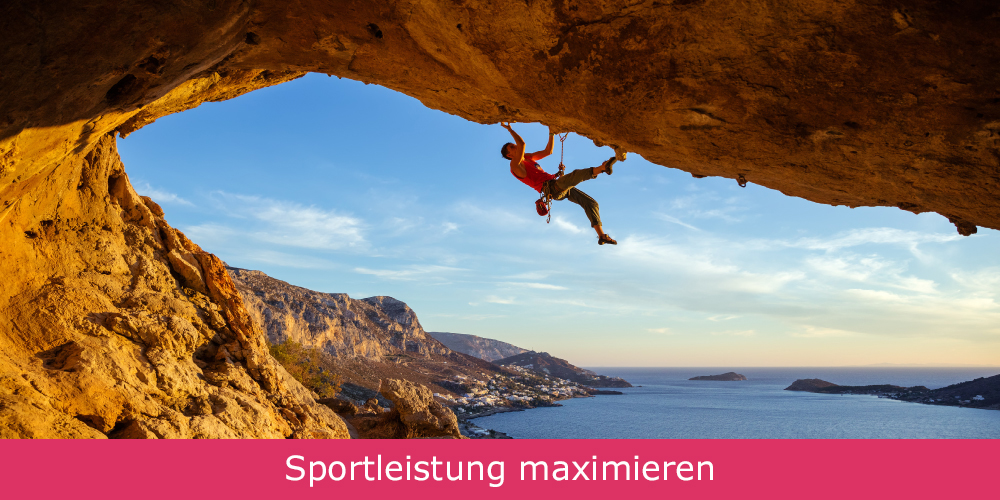 Ein Mann klettert auf einem Berg am See nach erfolgreicher Sporthypnose.