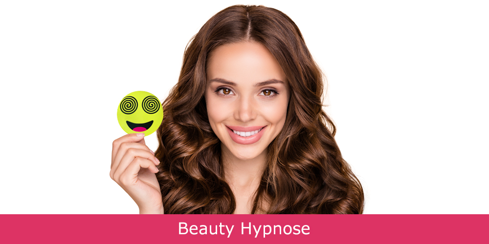 Frau hält nach der Beauty Hypnose ein Hypnoji in der Hand.