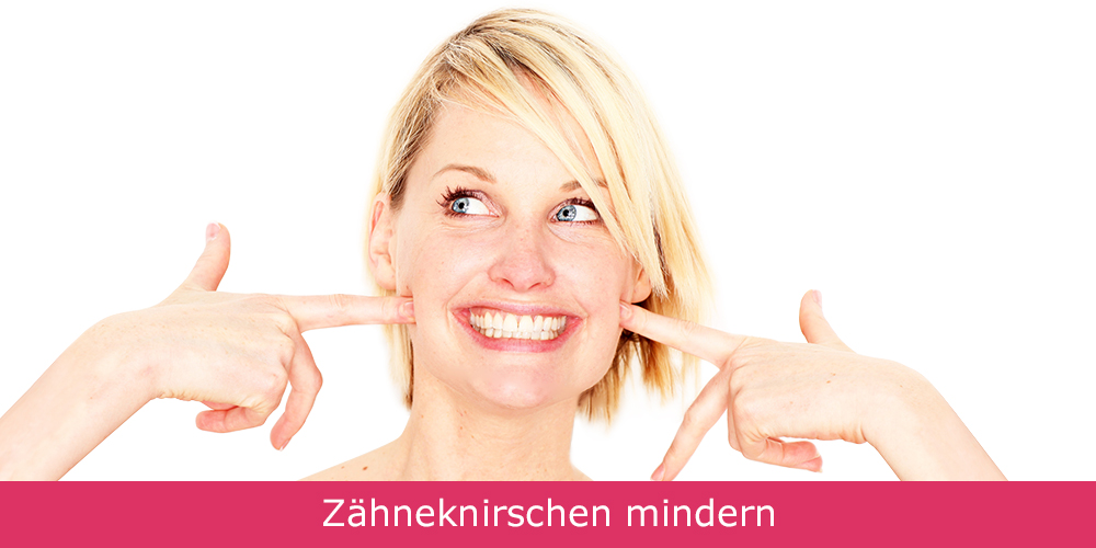Eine Frau zeigt auf ihren entspannten Kiefer.