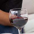 Darum bekommst du bei Alkohol Lust aufs Rauchen