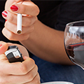 Darum bekommst du bei Alkohol Lust aufs Rauchen
